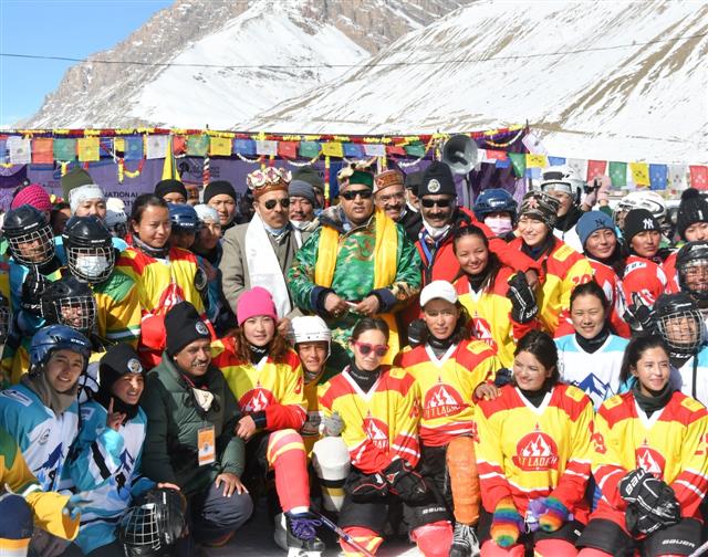 CM  opens women's national ice hockey tourney at Kaza