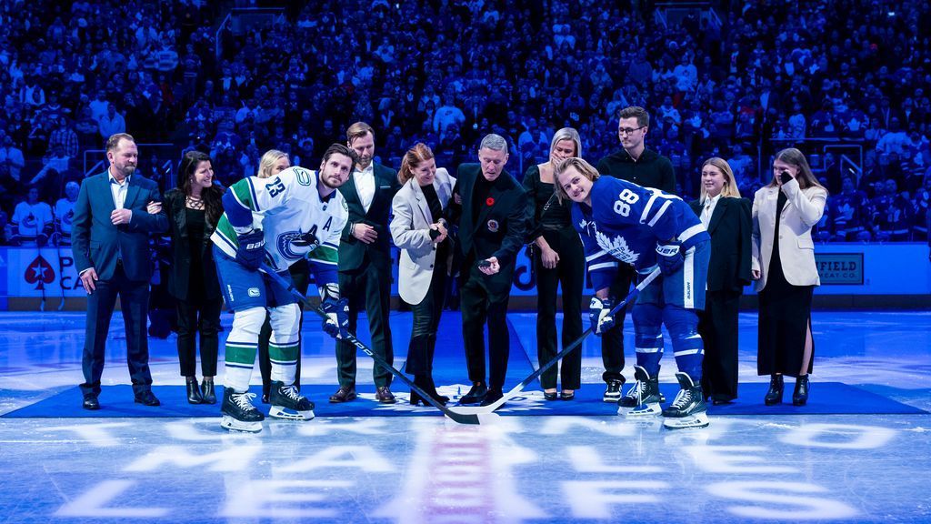 Maple Leafs honor Borje Salming with emotional pregame ceremony