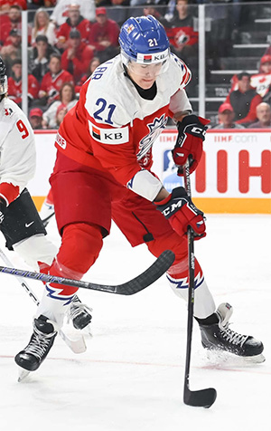 Chmelar playing for his native Czechia in the World Junior final.