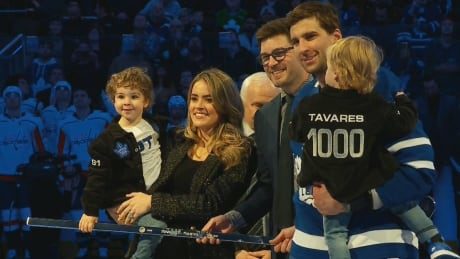 Maple Leafs pay tribute to Tavares 1,000th game
