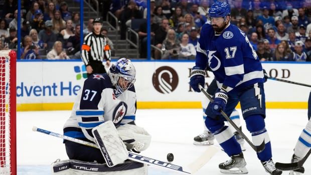 Hellebuyck makes 33 saves as Jets hold off Lightning