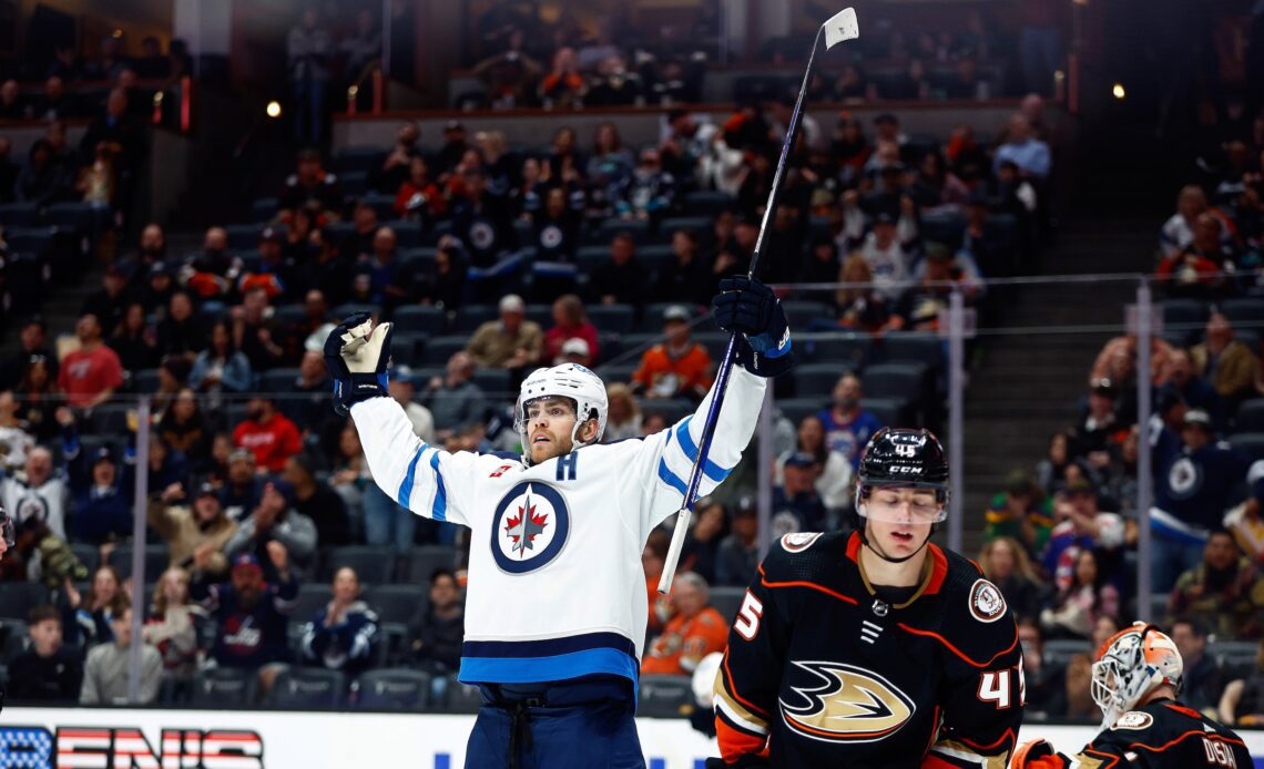Lowry scores winner in 3rd period as Jets beat Ducks, gain ground in playoff race