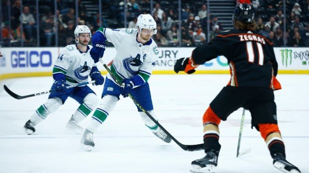 Pettersson extends point-streak to 8 games to lift Canucks past Ducks