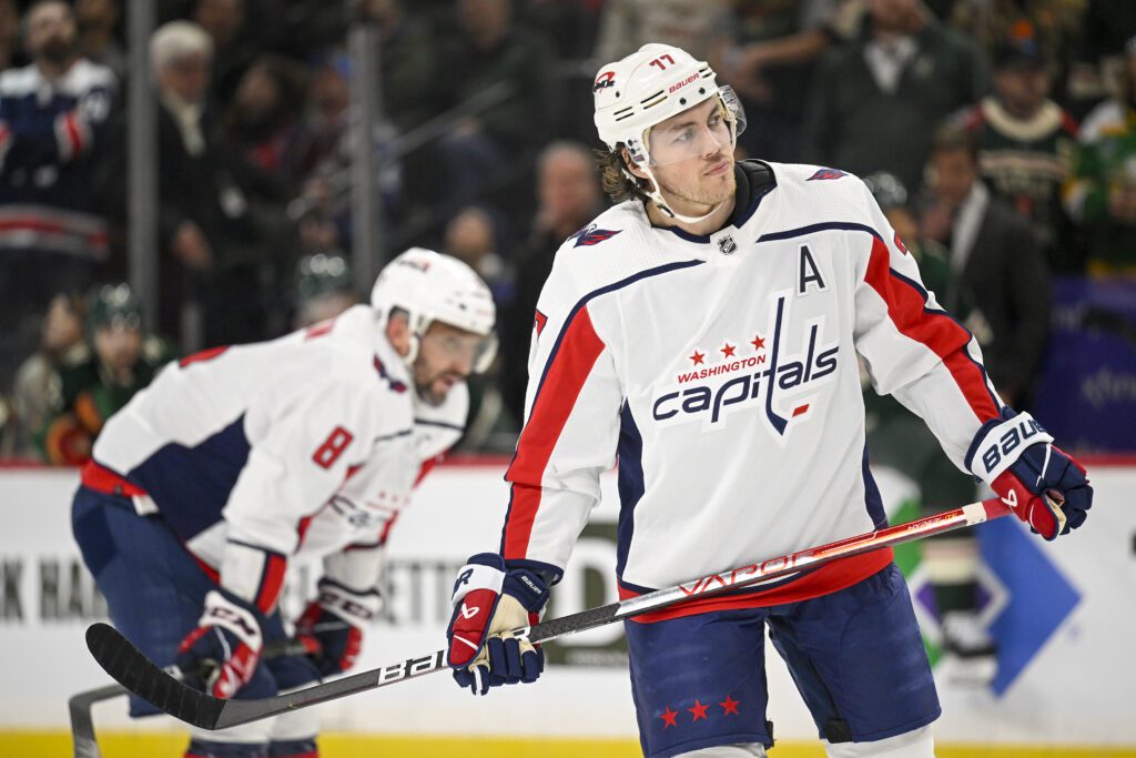 T.J. Oshie Leaves Game With Upper-Body Injury