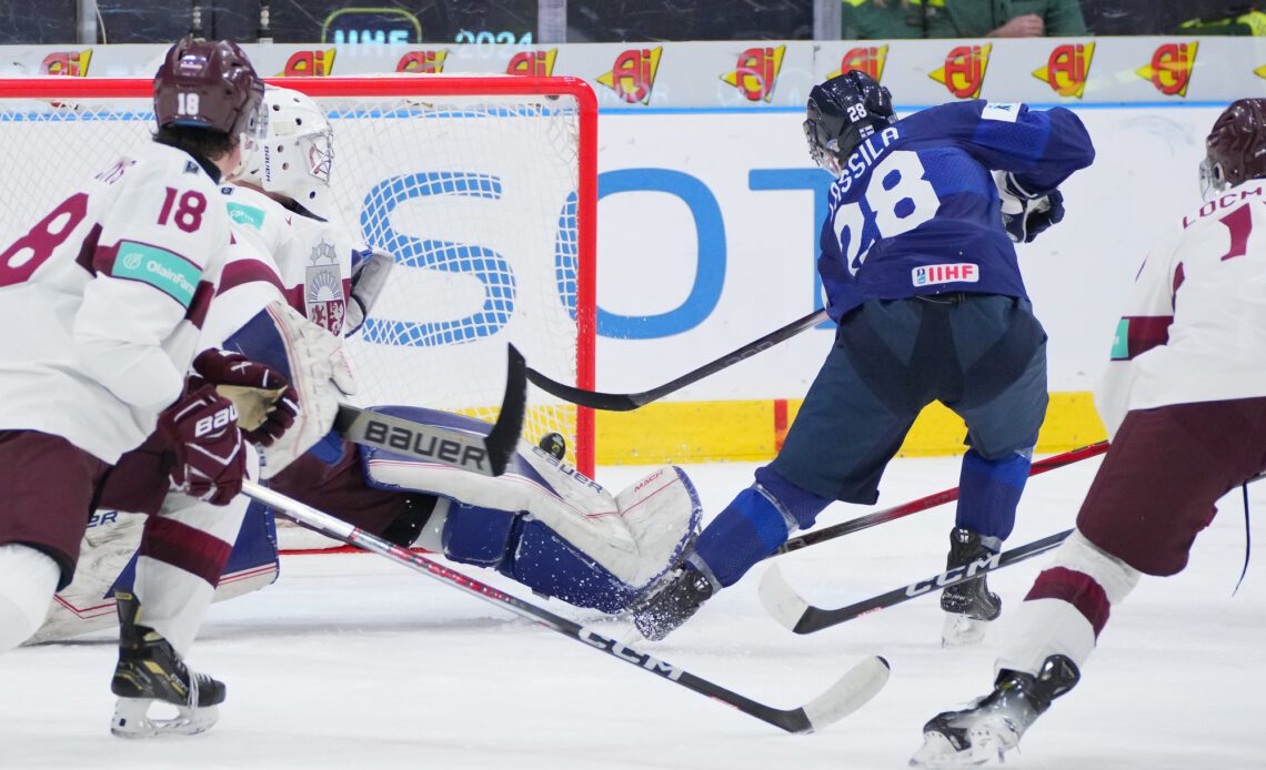 IIHF - Finns win first game