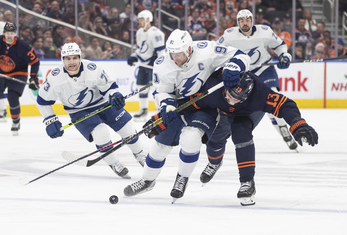 Steven Stamkos scores 4 goals, Lightning end Oilers' winning streak at 8 with 7-4 victory
