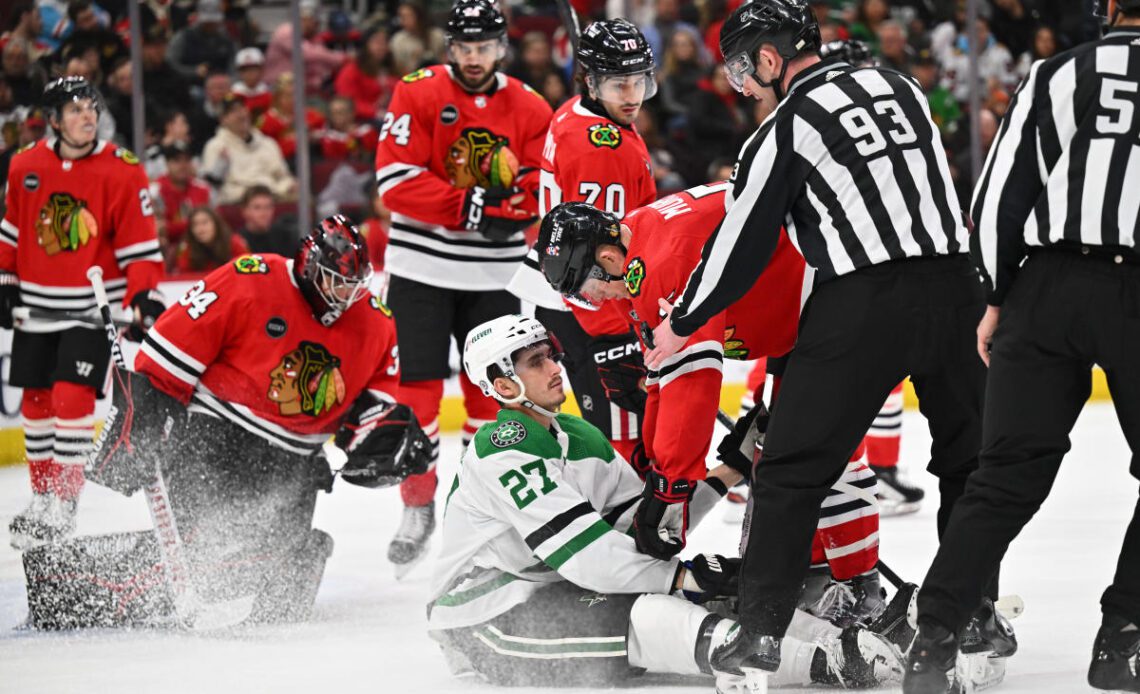 Blackhawks squander third-period lead in loss to Stars