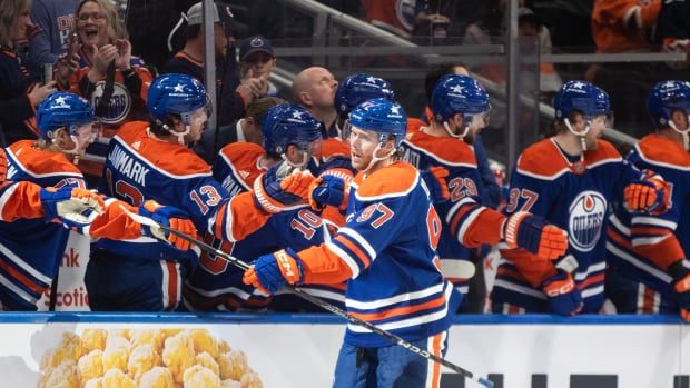 Connor McDavid's 5 points vs. Flyers pushes Oilers star past 900 for career, 5th fastest in NHL history