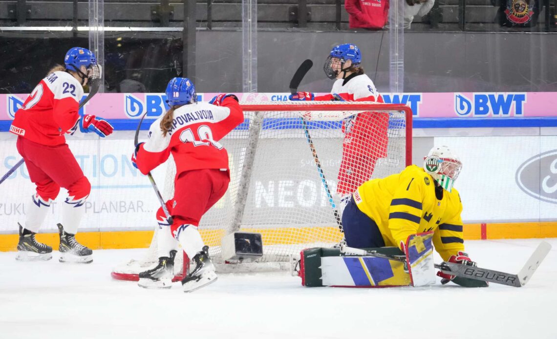 Czechs halt Sweden, advance to SF