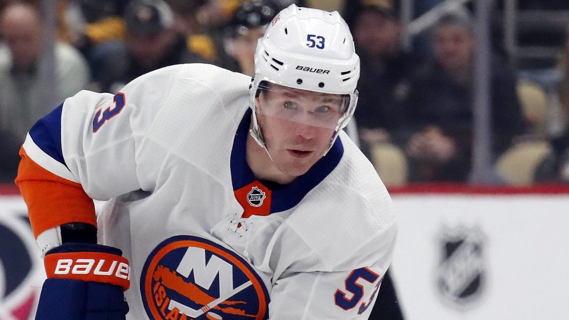 Islanders move into playoff spot, win sixth straight with 6-1 rout over Ducks