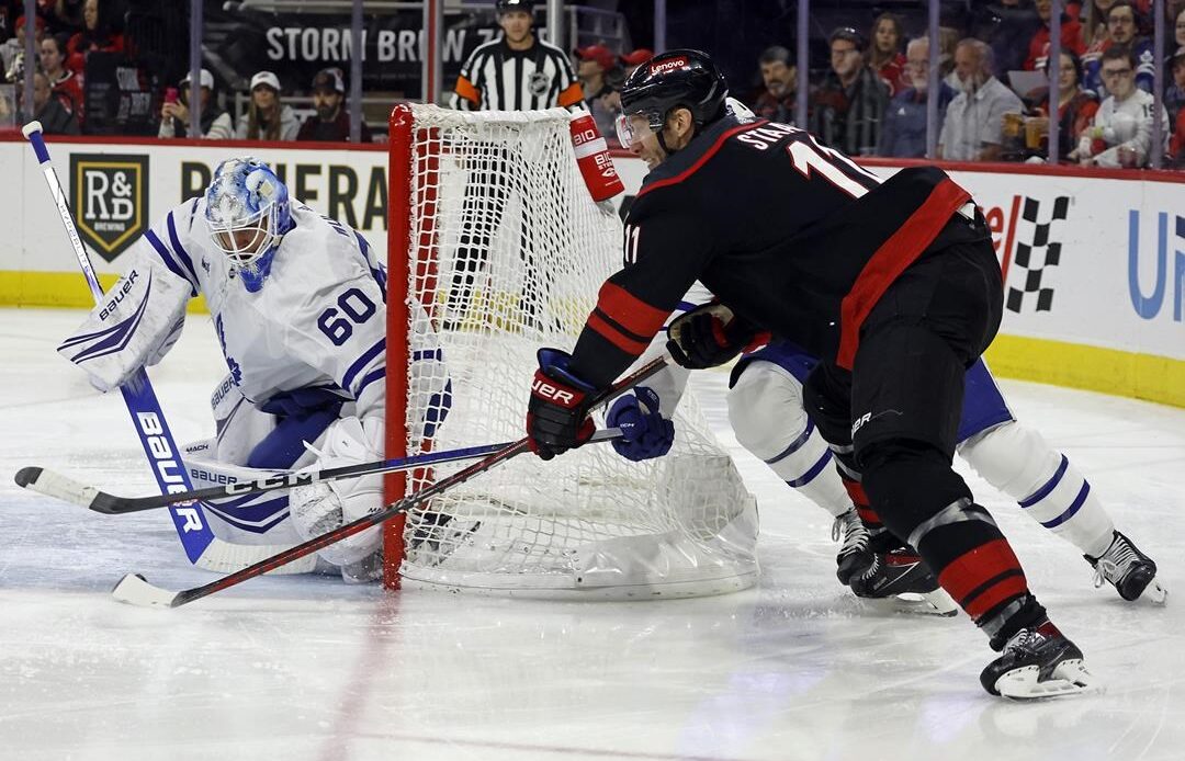 NHL roundup: Surging Hurricanes trim Maple Leafs 2-1