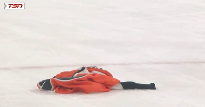 Flyers fan throws jersey on the ice in blowout loss to Canadiens