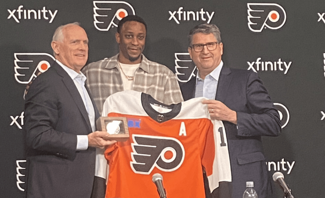 Simmonds honored by Flyers for contributions on, off ice